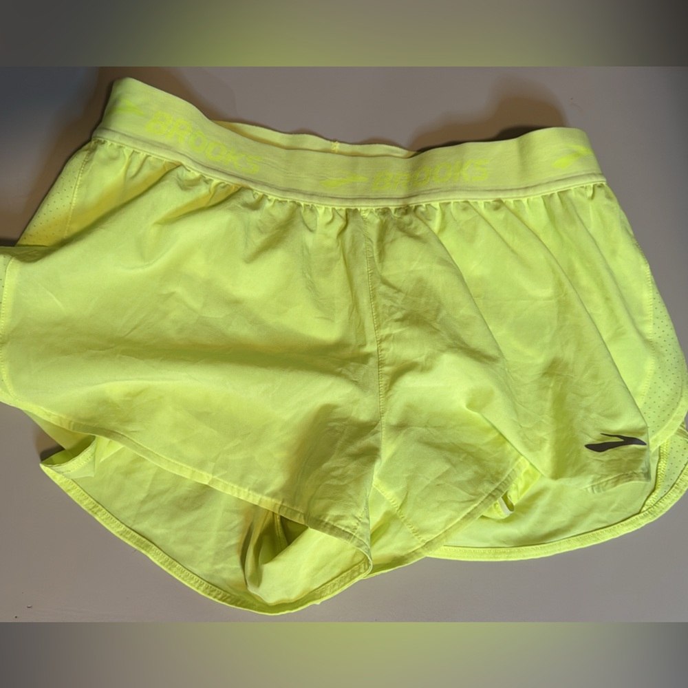 Brooks Running 3” Chaser Shorts Neon Yellow Women’s Medium